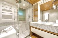 VIANNE yacht charter: Guest Bathroom