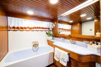 WIND-OF-FORTUNE yacht charter: Double suite  - En suite facilities