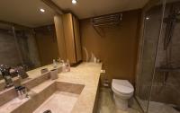 LE-PIETRE yacht charter: master bathroom