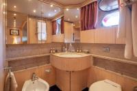 GLAROS yacht charter: Master WC