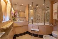 GLAROS yacht charter: VIP Bath