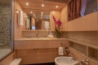 GLAROS yacht charter: Bath