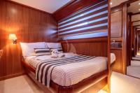 GORGEOUS yacht charter: Semi-double cabin