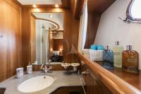 GORGEOUS yacht charter: Twin cabin en-suite facilities