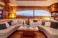 GORGEOUS yacht charter: Salon sofa