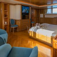 VIANNE yacht charter: Master Cabin