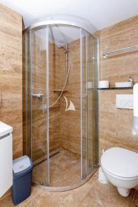 QUEEN-ELEGANZA yacht charter: Twin bathroom