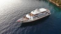 QUEEN-ELEGANZA yacht charter: Anchored