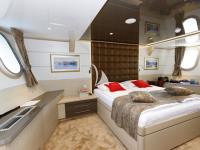 QUEEN-ELEGANZA yacht charter: Large Queen large portholes