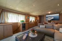 SANDI-IV yacht charter: Saloon