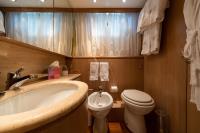 SANDI-IV yacht charter: Twin Cabin bath