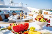 MOBIUS yacht charter: Breakfast