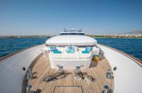 MOBIUS yacht charter: Bow