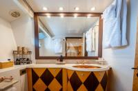 MOBIUS yacht charter: Double cabin en-suite facilities