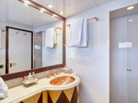 MOBIUS yacht charter: Double cabin en-suite facilities