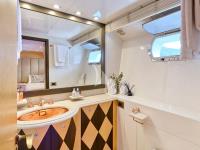 MOBIUS yacht charter: Twin cabin II en-suite facilities