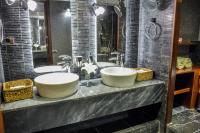 PAPA-JOE yacht charter: Master bathroom