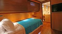 GETAWAY yacht charter: Starboard Twin Cabin & Bathroom