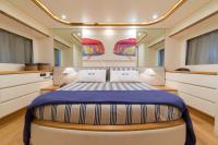 RIVIERA yacht charter: VIP suite