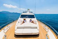 RIVIERA yacht charter: Foredeck solarium