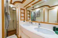 RIVIERA yacht charter: Master bathroom