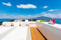 RIVIERA yacht charter: Fly bridge solarium