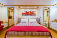RIVIERA yacht charter: Master cabin