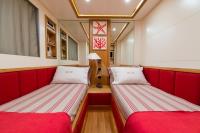 RIVIERA yacht charter: Twin cabin