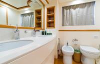 RIVIERA yacht charter: Master bathroom