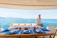 RIVIERA yacht charter: Table setting