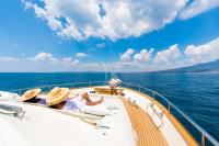 RIVIERA yacht charter: Foredeck solarium