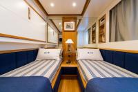 RIVIERA yacht charter: Twin cabin