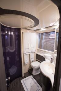 SOFIA-D yacht charter: Twin cabin en-suite facilities