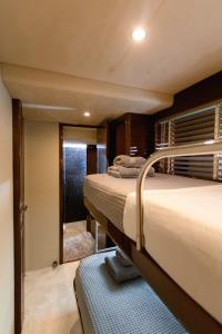 GIA-SENA yacht charter: Up & Down Cabin