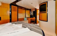 ANTAMAR-II yacht charter: Master Suite