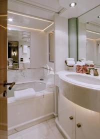 IL-SOLE yacht charter: 2nd VIP bathroom