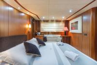 OCTAVIA yacht charter: Master cabin