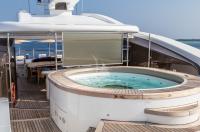 ST-DAVID yacht charter: Sun deck jacuzzi
