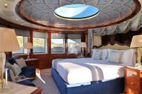 ST-DAVID yacht charter: Master suite raised bedroom