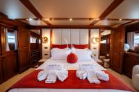 AQUILA yacht charter: Master cabin I main deck
