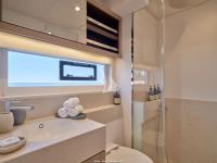 SYLENE yacht charter: Midship Cabin bathroom