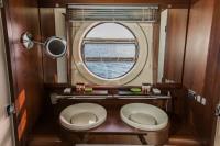 ULISSE yacht charter: Master Bathroom