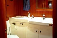 ICHIBAN yacht charter: Guests bathroom