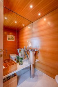 LUISA yacht charter: MY LUISA - MAIN DECK DAY HEAD