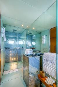 LUISA yacht charter: MY LUISA - GUEST BATHROOM
