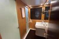 DONE-D yacht charter: twin cabin bathroom