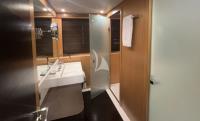 DONE-D yacht charter: twin cabin bathroom