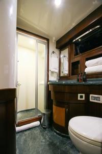 CANEREN yacht charter: Triple Cabin Bathroom