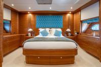 LADY-EMMA yacht charter: Full beam VIP double