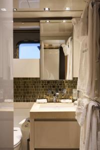 GEORGE-FIVE yacht charter: VIP CABIN BATHROOM